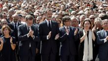 El rey y el resto de autoridades durante la manifestación contra la masacre del año pasado.