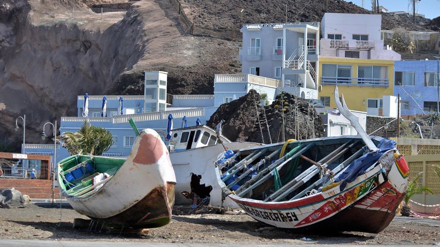 Los servicios de emergencias hallan un fallecido al limpiar un cayuco que arribó el domingo a El Hierro