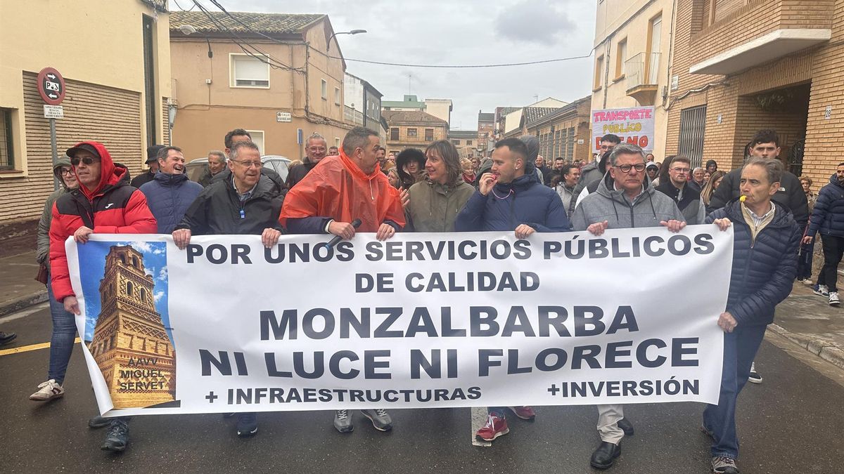 Los vecinos de Monzalbarba protestan ante el "abandono" del Ayuntamiento de Zaragoza