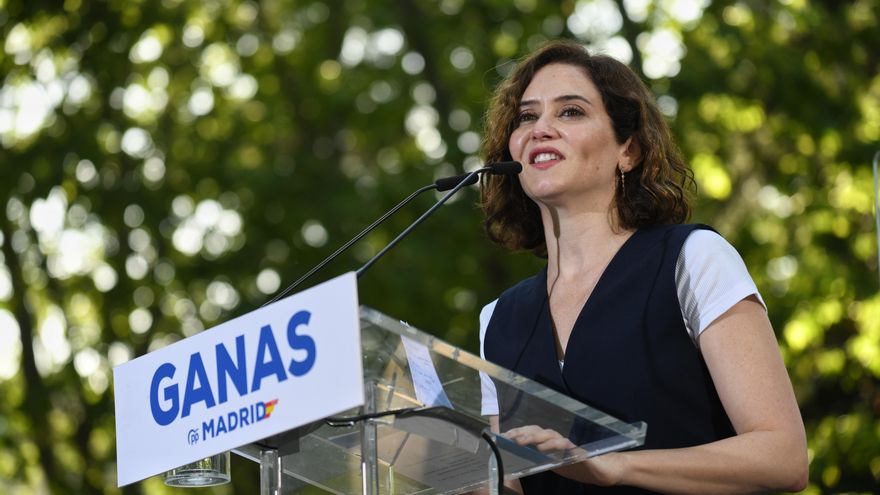 La presidenta de la Comunidad de Madrid, Isabel Díaz Ayuso, interviene en un acto en el distrito de Salamanca, en el parque Eva Duarte, a 6 de mayo de 2022, en Madrid (España). La presidenta de la Comunidad de Madrid y única candidata a la presidencia del PP de Madrid, ha obtenido un total de 6.039 avales para su candidatura al 17 Congreso Autonómico del PP de Madrid, que se celebrará los próximos 20 leer más y 21 de mayo. Este es uno de los actos previos al Congreso extraordinario regional.