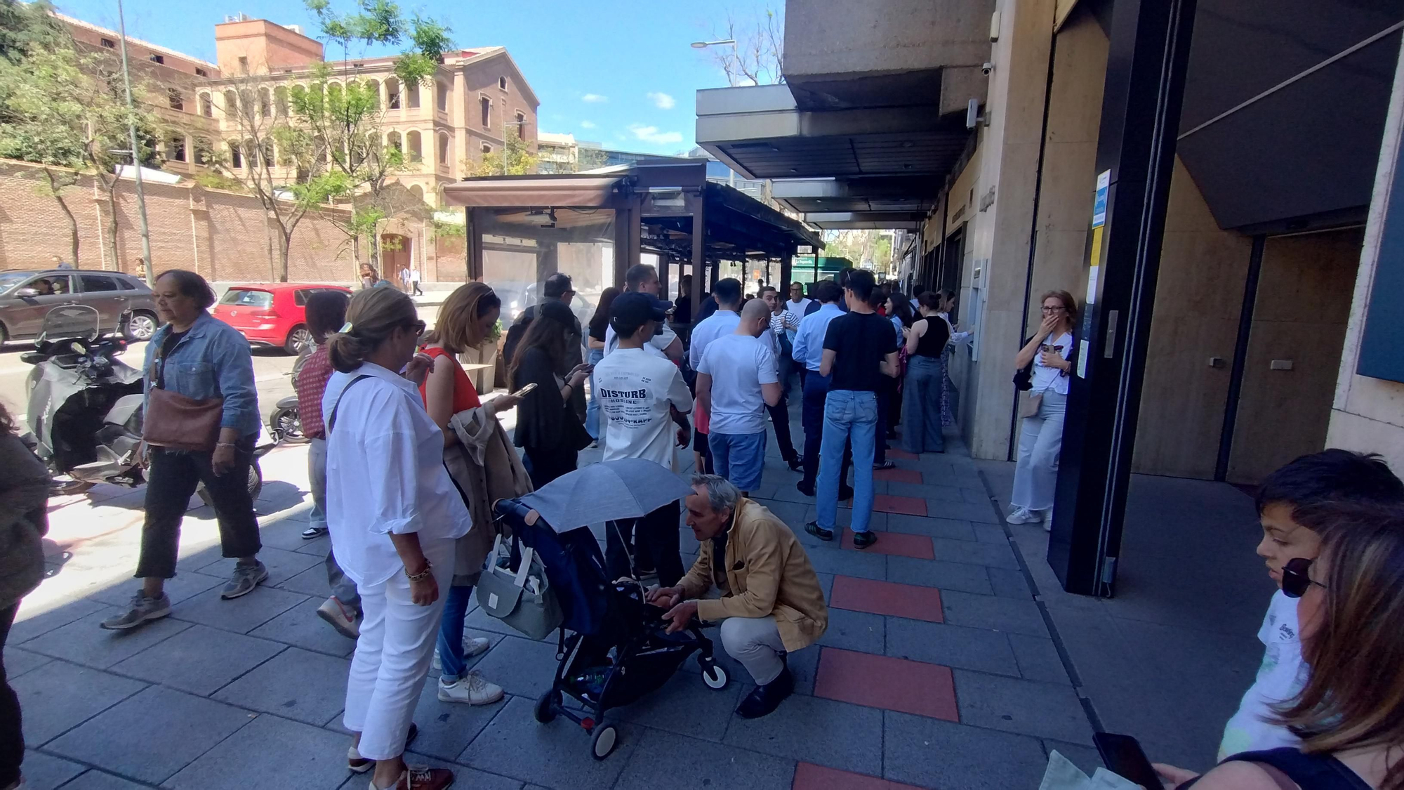 Colas para sacar dinero en un cajero en funcionamiento en la calle Almagro