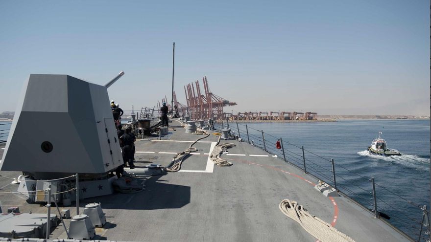 Un buque estadounidense en el puerto de Salalah, Omán.
