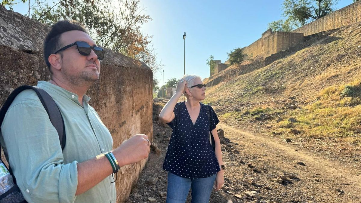 Los delegados de Cultura, Patrimonio y Museos, Christopher Rivas, y de Monumento Natural, Medioambiente y Sostenibilidad, Luisa Campos, en una visita a las inmediaciones del Castillo