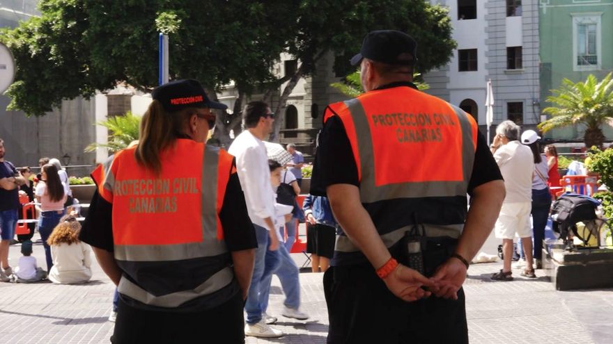 Voluntarios de Protección Civil de Las Palmas de Gran Canaria, durante la visita del Papa.