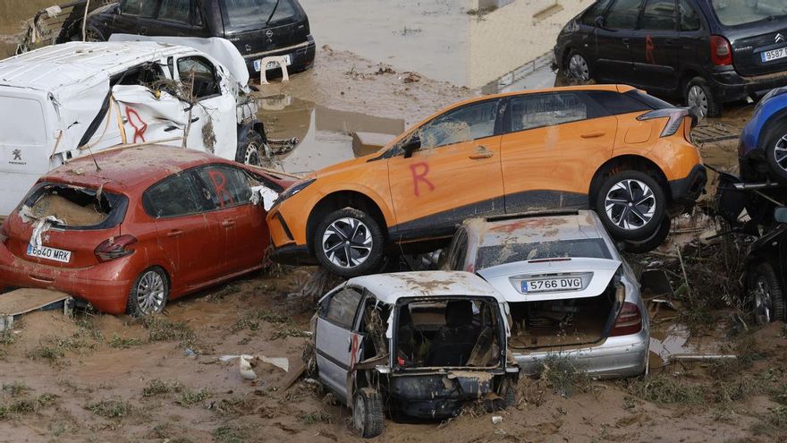 Coches marcados con una "R" en la localidad de Alfafar, en Valencia, este sábado.