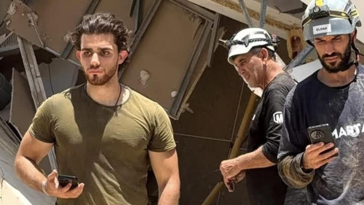 José Urdaneta (de remera verde) buscando a Vanessa entre los escombros que dejó el terremoto en Venezuela.