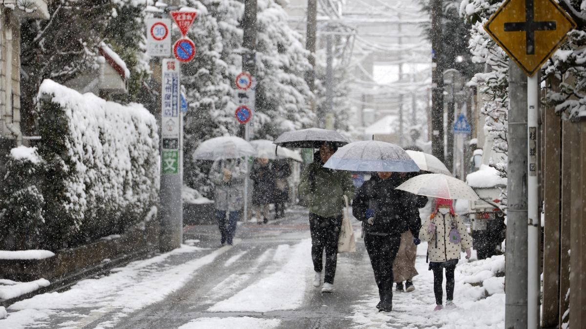 Varias personas acuden a un colegio electoral en Tokio