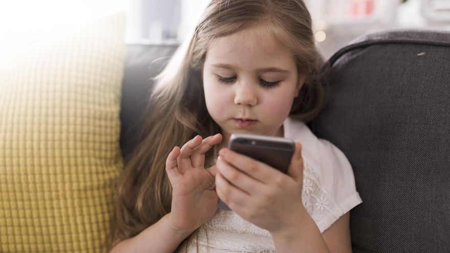 Psicóloga Silvia Alava sobre bloqueio de redes sociais para menores de 16 anos: “Dar telefone a uma criança não é seguro”