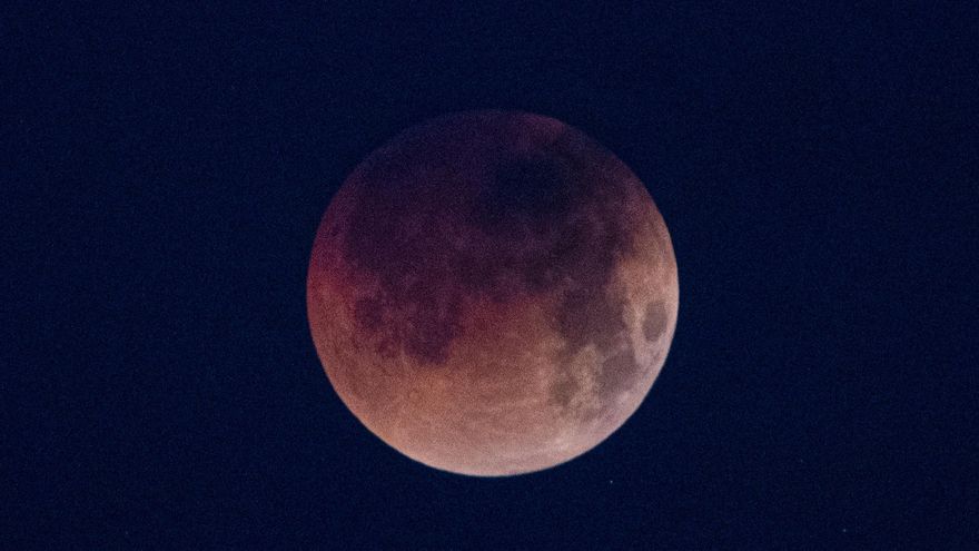 La Luna se eclipsa por completo durante la madrugada