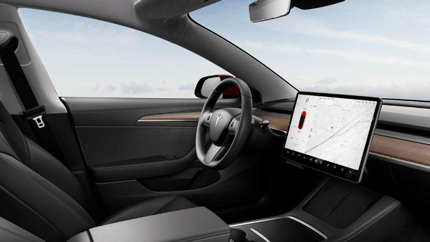 Gran pantalla de 15 pulgadas que preside el salpicadero del Tesla Model 3.