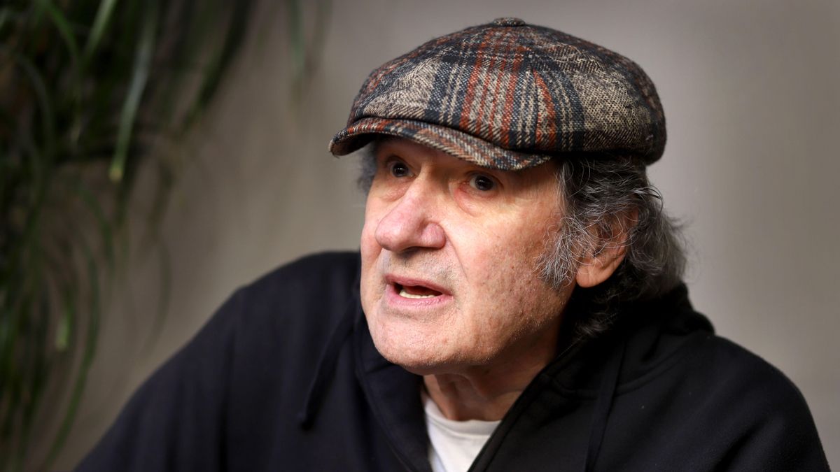 “No puc amb els tòpics en la literatura, com quan alguns escriptors diuen això del personatge se me’n va de les mans”, explica Alfons Cervera durant l’entrevista.