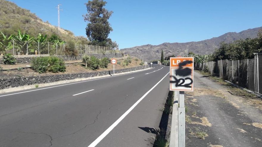 Pintada en en una señal de tráfico de la red viaria insular.
