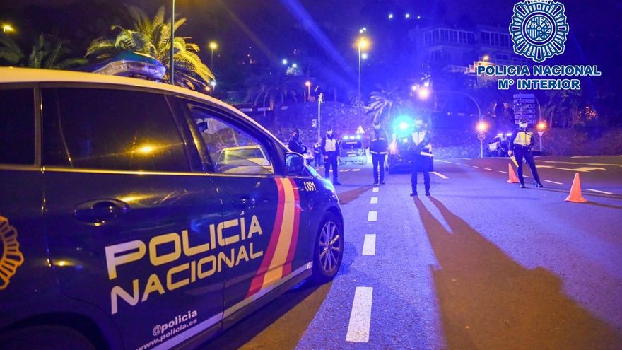 Salta por la ventana tras aparecer la Policía para desalojar una fiesta ilegal en una habitación de hotel en Tenerife