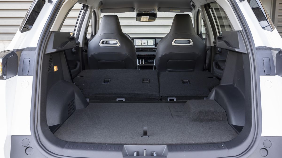 El maletero es espacioso, pero los pasos de rueda y la protuberancia derecha le restan enteros.