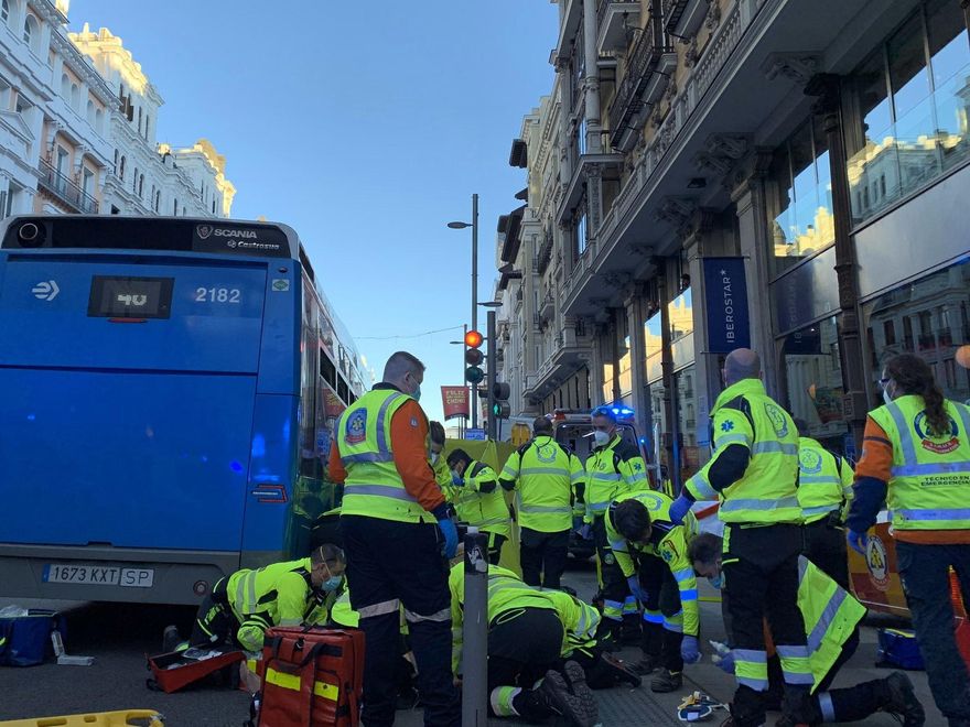 Equipos de emergencia atienden a los heridos en el lugar del accidente