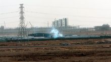 Fotografía de unas instalaciones petrolíferas en el yacimiento de Khurais, a unos 160 km de Riyadh (Arabia Saudí).
