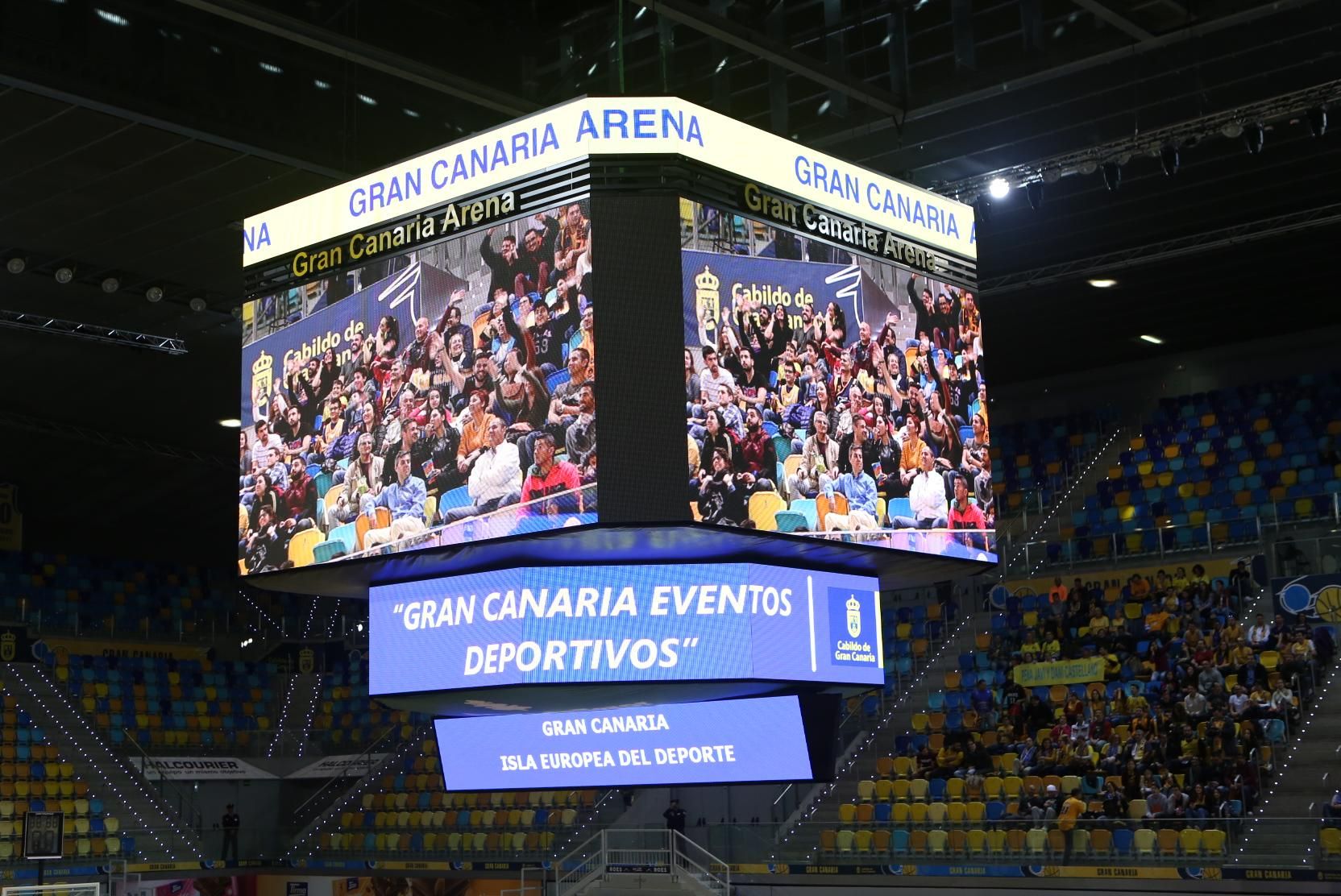 Los aficionados amarillos siguen en el Gran Canaria Arena la final de la Copa