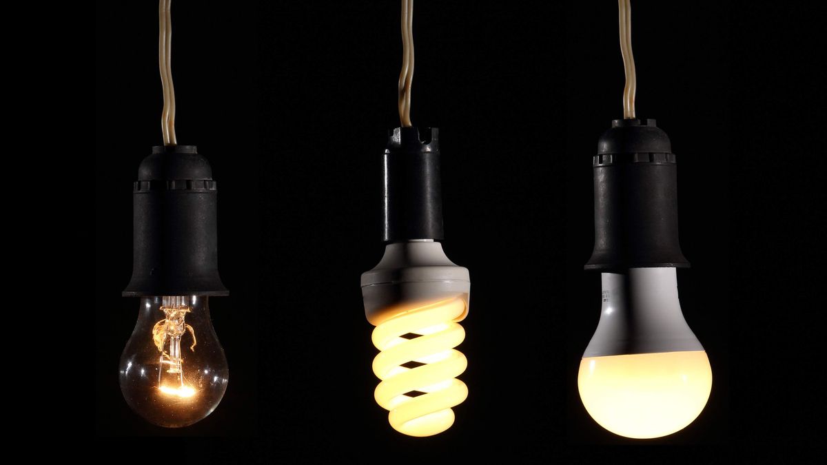 El Instituto para la Diversificación y Ahorro de la Energía (IDAE) estima que cada hogar puede ahorrar en torno a seis euros al año en la factura eléctrica con el cambio horario