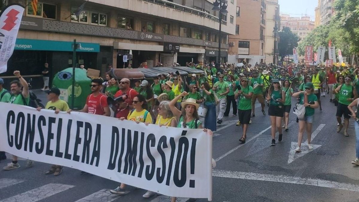Los sindicatos docentes exigen al Consell reabrir la negociación salarial y sobre el valenciano para acabar con la huelga