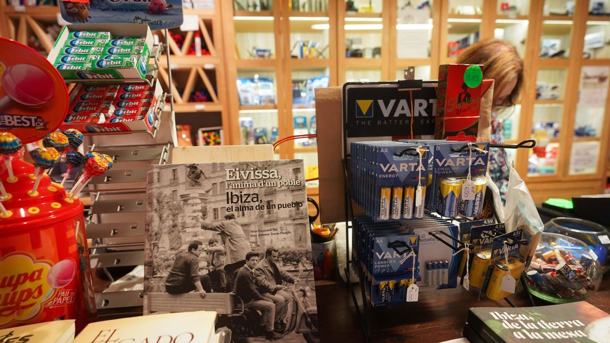 Rosa Torres lleva cuatro décadas trabajando en la librería Can Verdera.