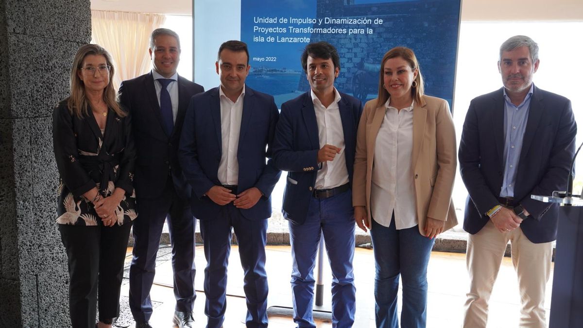 Marcos Cohen, segundo a la izquierda, y el presidente de Canarias, Fernando Clavijo (CC), a la derecha de la imagen, en unas jornadas del Círculo de Empresarios de Lanzarote