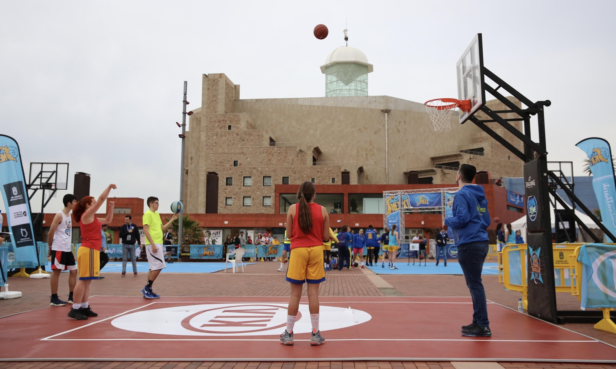 Fanzone Movistar en la Plaza de la Música con pistas de baloncesto. (Alejandro Ramos).
