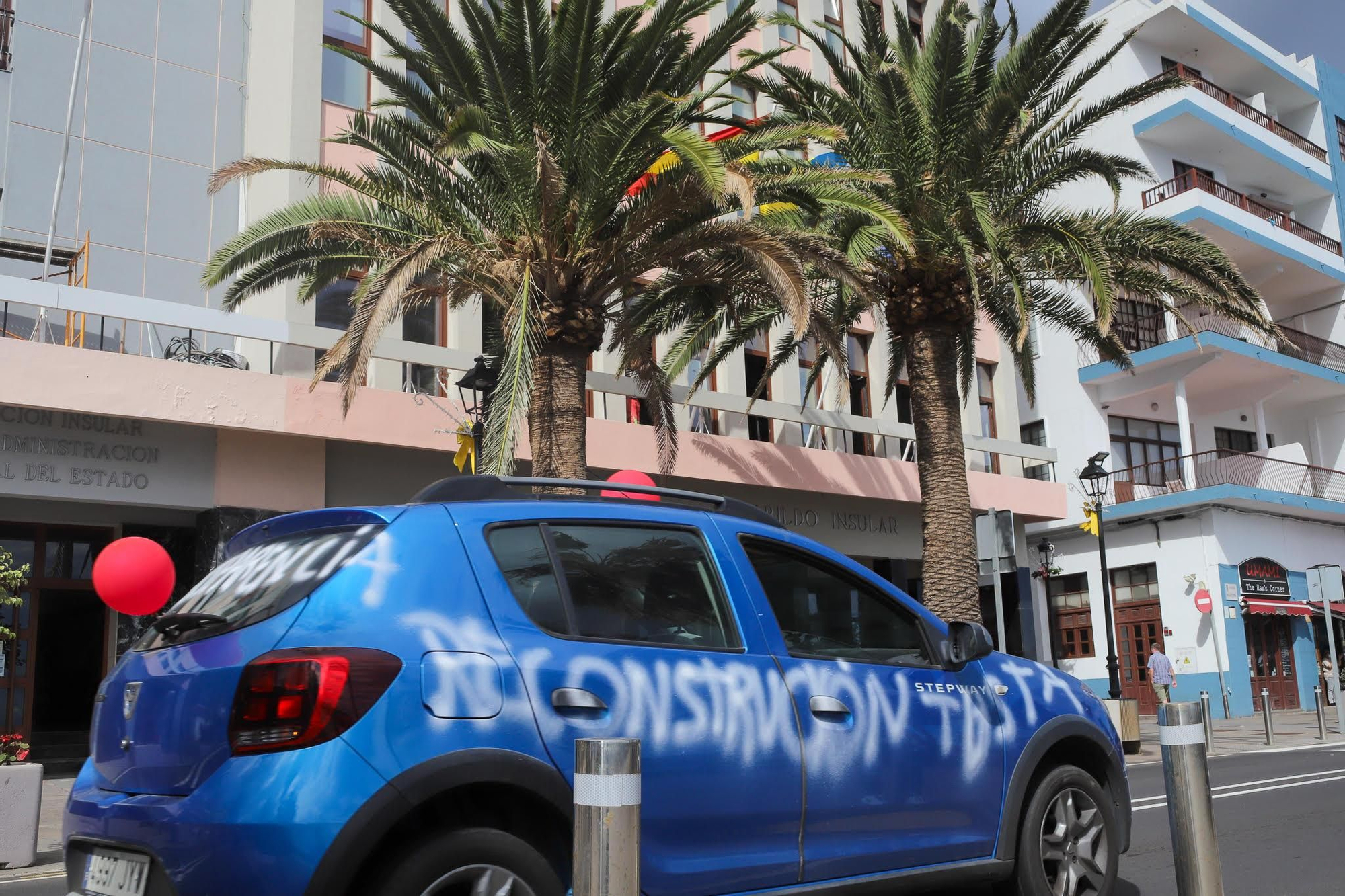 Un vehículo con pintadas alusivas a la reconstrucción de la Isla. LUIS G. MORERA