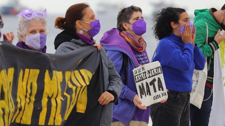 Cadena humana en Las Palmas de Gran Canaria.  EFE/ Elvira Urquijo A.