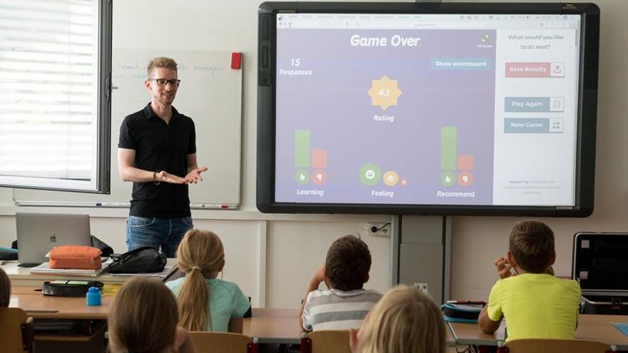 Cantabria retiene desde el año pasado 450 pizarras digitales sin decidir el criterio de reparto a colegios concertados