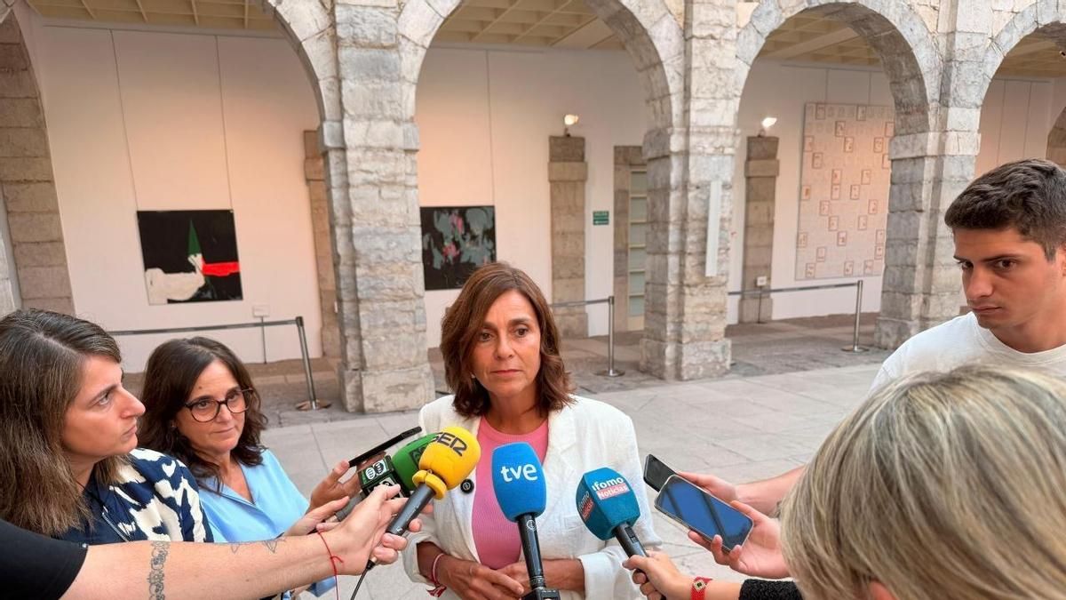 La candidata a la presidencia del PRC, Paula Fernández, comparece ante los medios.