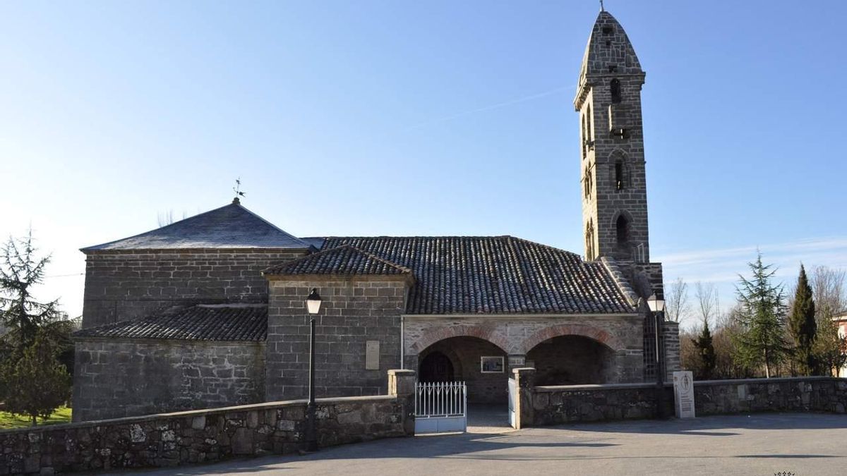 Iglesia y torre de Moumbey.