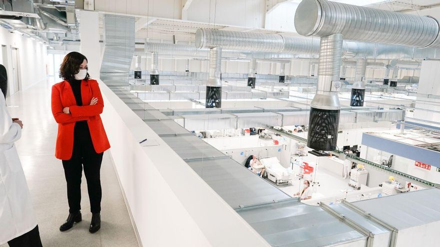 La presidenta de la Comunidad de Madrid, Isabel Díaz Ayuso, en una de sus visitas al hospital Zendal.