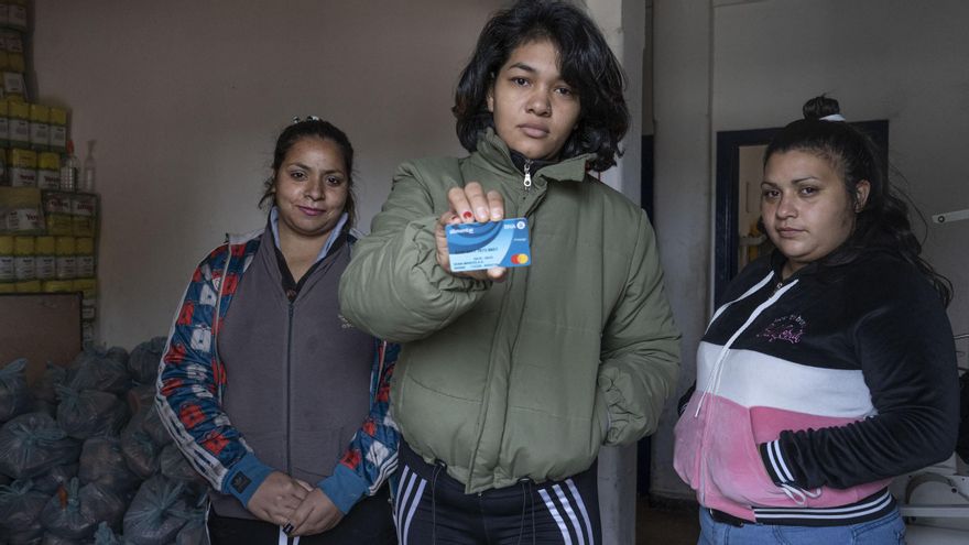 Largos viajes en colectivo para poder comprar, comisiones ocultas y el lujo de una milanesa: tres madres y su experiencia con la Tarjeta Alimentar