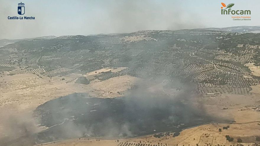 Extinguido el incendio forestal de Cabezarrubias del Puerto que mantiene cortada la CR-5021