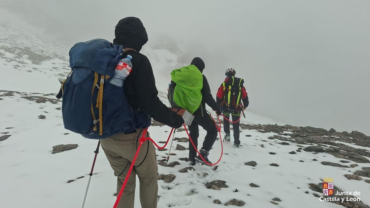 Rescatados dos montañeros atrapados por la nieve y la niebla en una ruta de Picos de Europa en León.