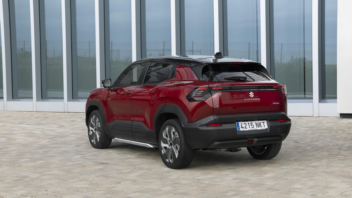 Vista lateral y trasera del primer eléctrico de Suzuki.