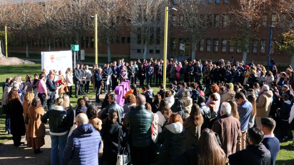 Asistencia al acto institucional por la eliminación de la violencia contra las mujeres en la Universidad.