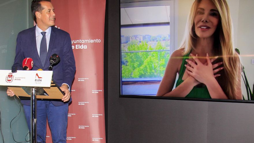 La presentadora Paula Vázquez, premio 'la mejor calzada' de España en 2025