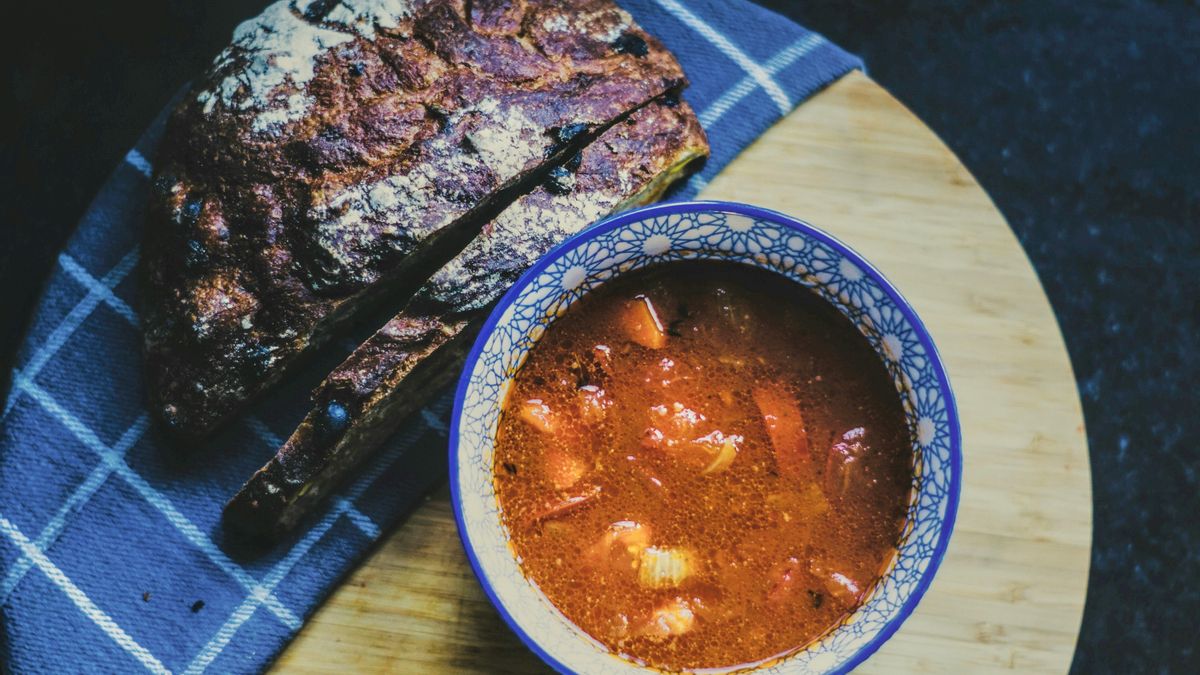 La receta tradicional de este caldo caliente y reconfortante que puedes hacer con ingredientes básicos