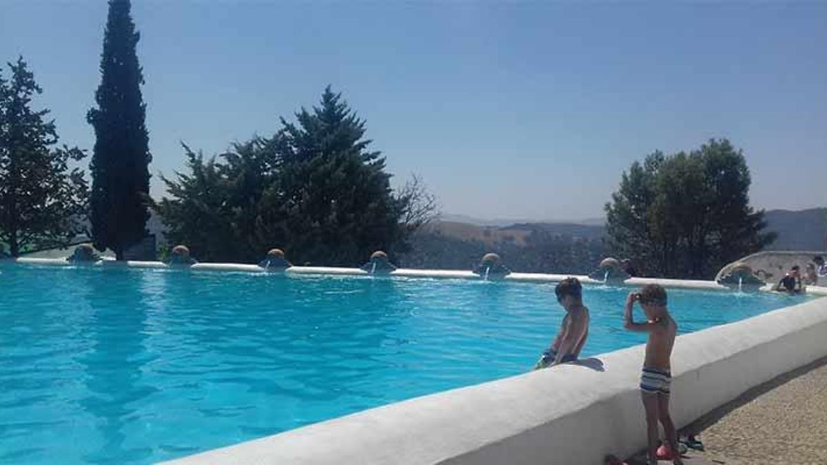 Gracias al reclamo de la piscina, Cañaveral de León se ha convertido en un referente de turismo sostenible y gestión inteligente del patrimonio