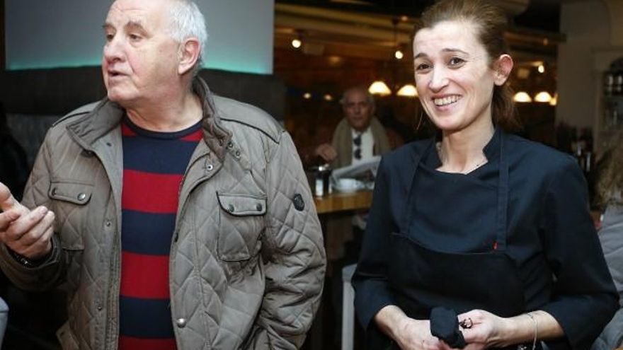 Carlos S. Campillo / ICAL Dos de los agraciados en Veguellina de Órbigo con el primer premio del sorteo de la Lotería del Niño.