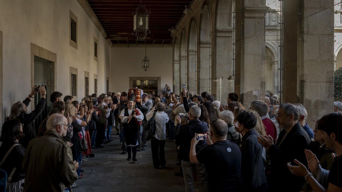 Un gaiteiro avanza ante el ataúd de Beiras por el claustro de San Domingos de Bonaval.