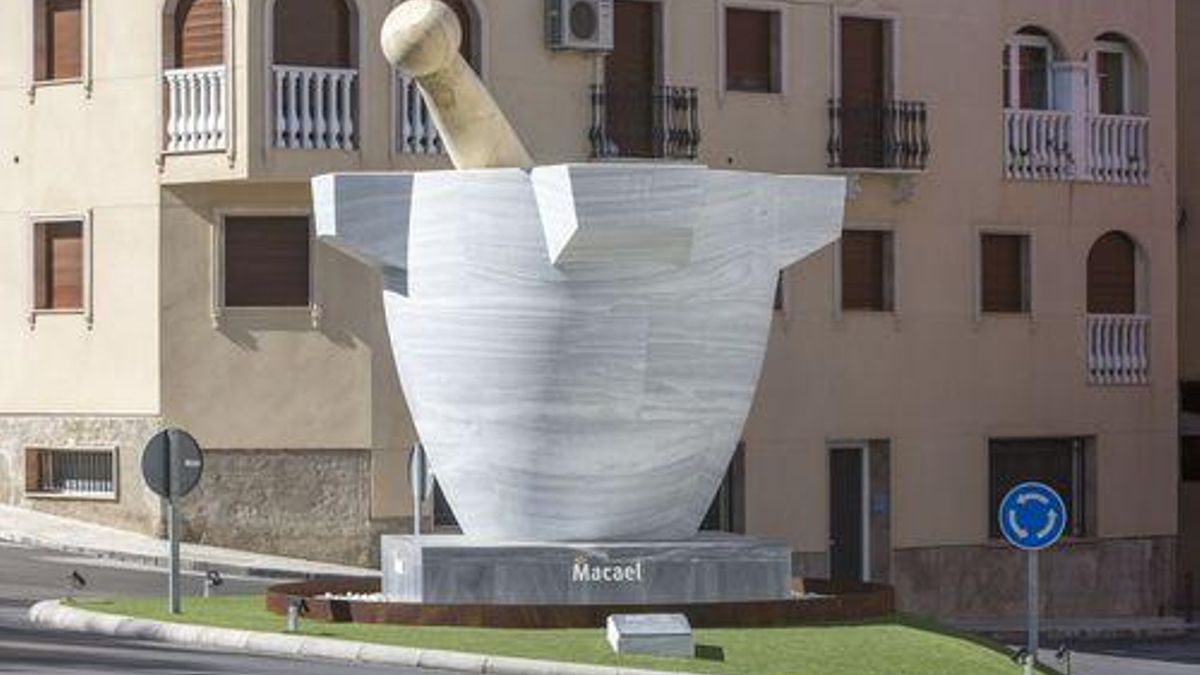 El mortero, inscrito en el libro Guinness de los Récords, es un homenaje a los artesanos del mármol de Macael.