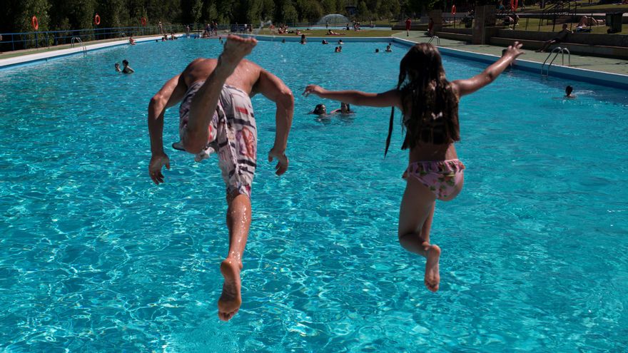 La Costa del Sol se asoma a un verano sin piscinas: el Gobierno andaluz abre el grifo y los alcaldes lo cierran