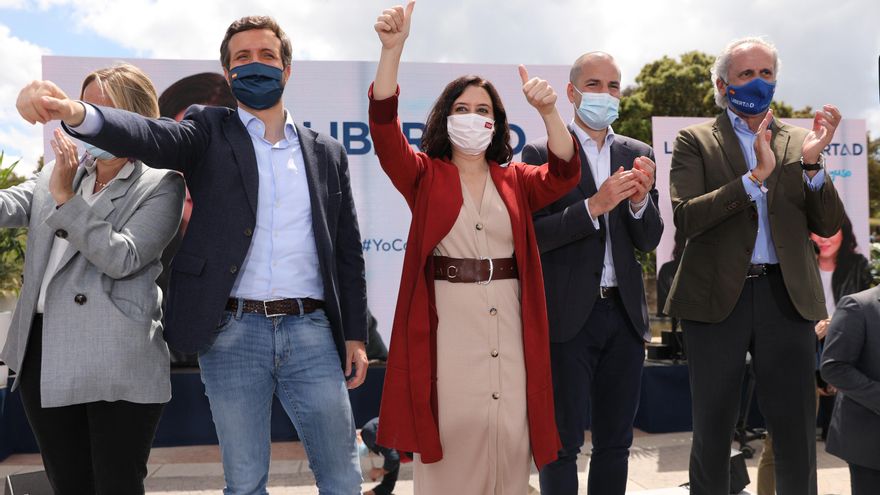 El presidente del PP, Pablo Casado, y la presidenta de la Comunidad de Madrid y candidata a la reelección, Isabel Díaz Ayuso,  durante un acto electoral en el Gran Parque Felipe VI de Majadahonda, a 1 de mayo de 2021, en Majadahonda, Madrid (España).