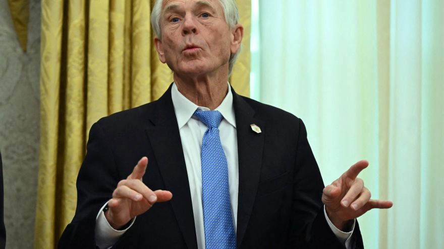 Quién es Peter Navarro, el ideólogo de los aranceles de Trump que se pelea con Musk en público y se inventó al economista "Ron Vara"
