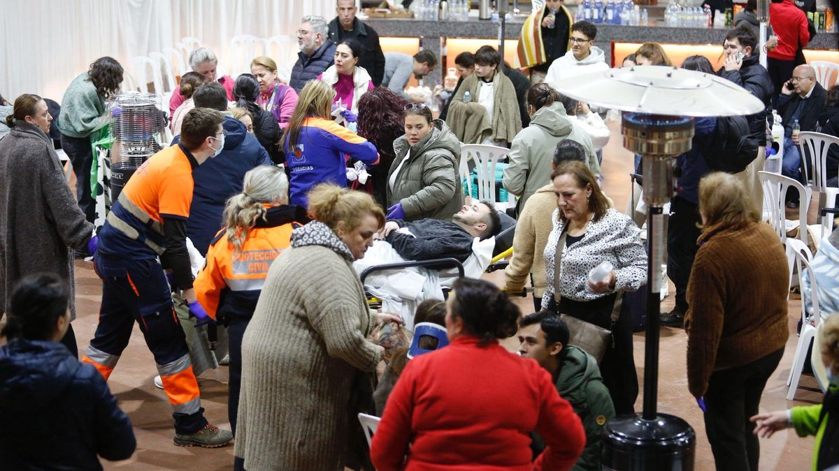 Servicios sanitarios y protección civil atienden a los heridos tras el descarrilamiento en Adamuz