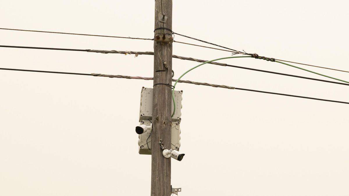 Dos cámaras montadas de forma precaria en un poste de la luz aseguran la cobertura de uno de los accesos al núcleo urbano.