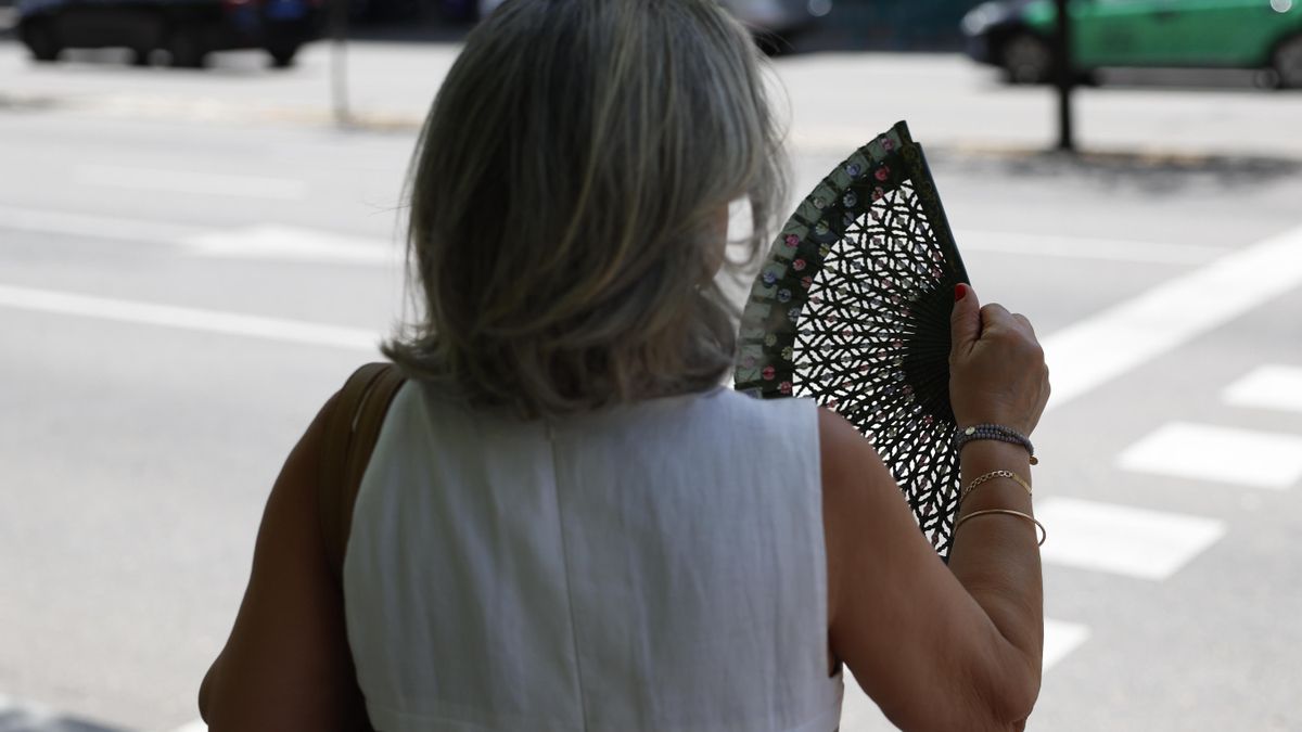 Una mujer se abanica para intentar mitigar las altas temperaturas que se registran en Madrid