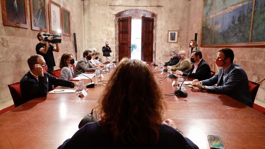 La presidenta del Govern, Francina Armengol, preside la Mesa de Diálogo Social de Baleares, en el Consolat de Mar.